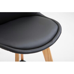 Modern barstol i ek med bekväm stoppad sits