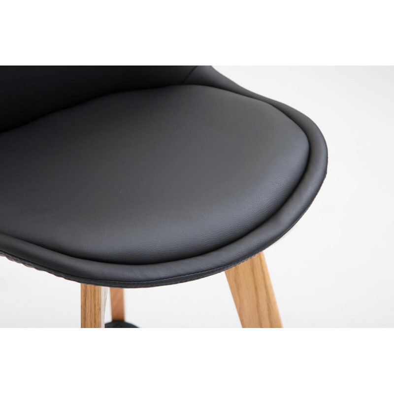 Modern barstol i ek med bekväm stoppad sits