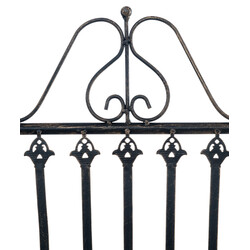 Nostalgisk fällbar trädgårdsstol i järn med antik patina