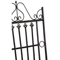 Nostalgisk fällbar trädgårdsstol i järn med antik patina