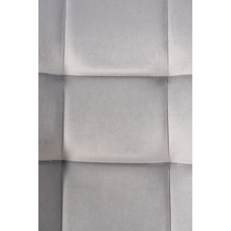 Vadderad sammetsstol med hög rygg och metallben