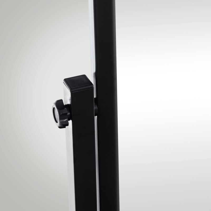 Stilren golvspegel med justerbar lutning och hjul