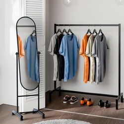 Elegant och praktisk oval spegel med metallram och hjul