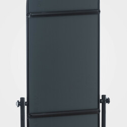 Elegant och praktisk oval spegel med metallram och hjul