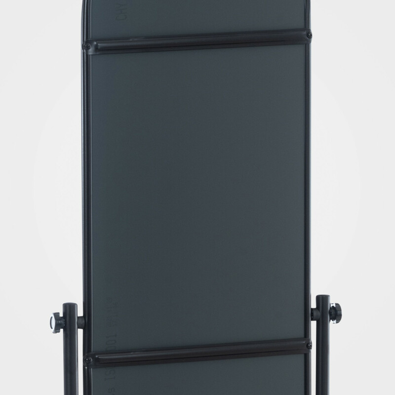 Elegant och praktisk oval spegel med metallram och hjul