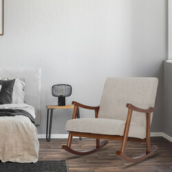 Elegant och bekväm gungstol i valnötsfärgat trä