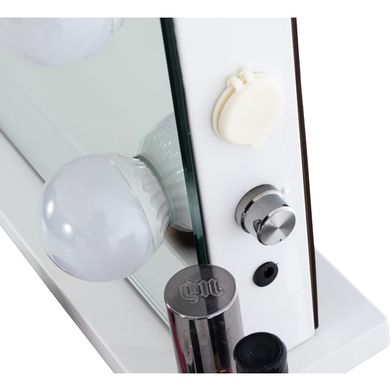 Sminkspegel med LED-lampor och USB-laddning för väggmontering