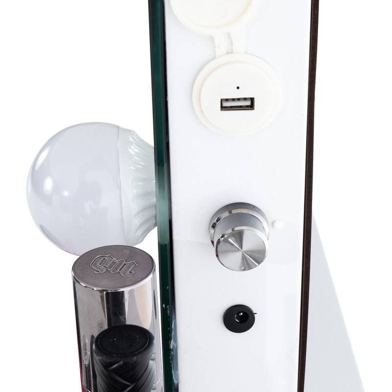 Sminkspegel med LED-lampor och USB-laddning för väggmontering