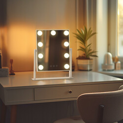 Elegant sminkspegel med LED-belysning och justerbar ljusstyrka