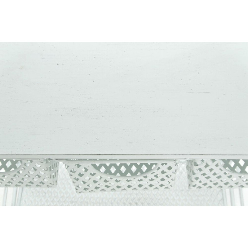 Nostalgisk växthylla i järn med antikpatina och metallkorgar