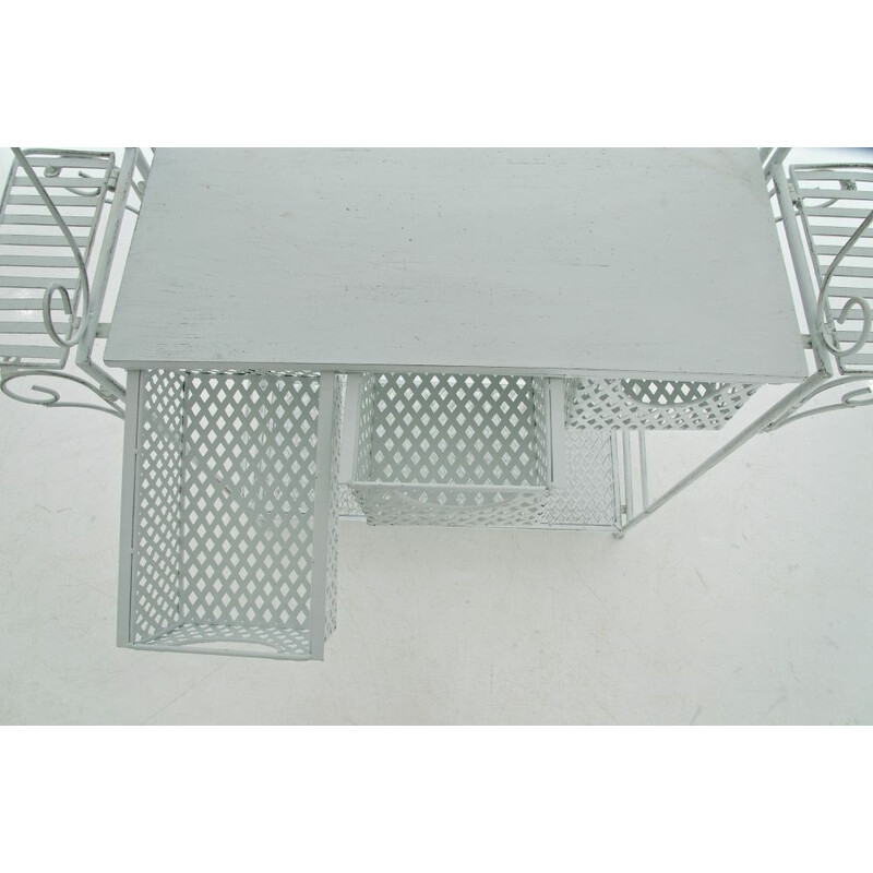 Nostalgisk växthylla i järn med antikpatina och metallkorgar