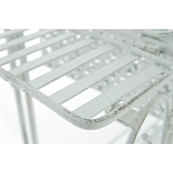 Nostalgisk växthylla i järn med antikpatina och metallkorgar