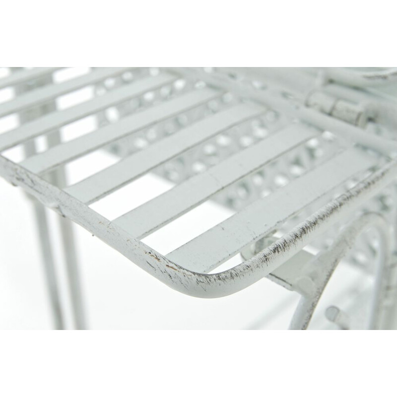 Nostalgisk växthylla i järn med antikpatina och metallkorgar