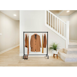 Modernt och robust klädställ för sovrum och hall