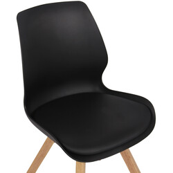 Bekväm besöksstol med hållbar träbas och materialval