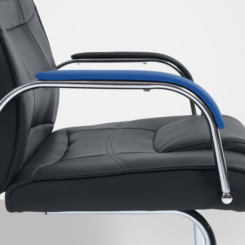 Elegant gungstolsduo i metall med quiltat konstläder