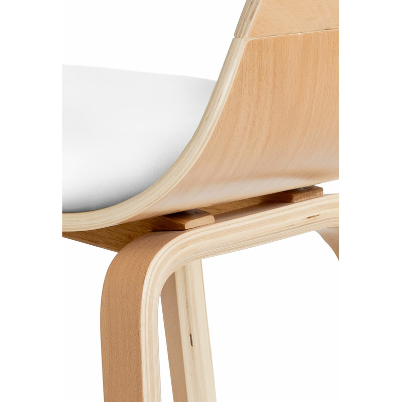 Eleganta moderna stolar i trä med konstläderklädsel