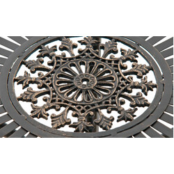 Charmigt trädgårdsbord i järn med nostalgisk design