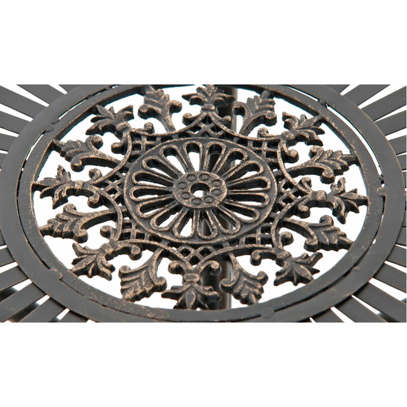 Charmigt trädgårdsbord i järn med nostalgisk design