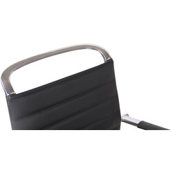 Moderna gungstolar i läder med kromfärgad metallram