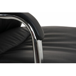 Lyxiga ergonomiska stolar med konstläder och kromdetaljer