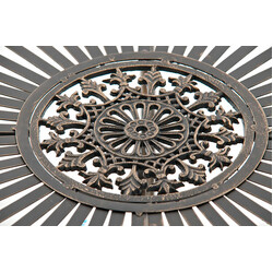 Nostalgiskt handgjort järnbord med antikpatina för trädgård