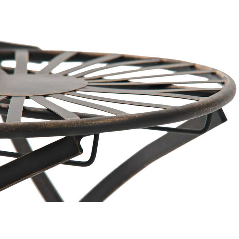 Nostalgiska handgjorda järnstolar med antikpatina för trädgård