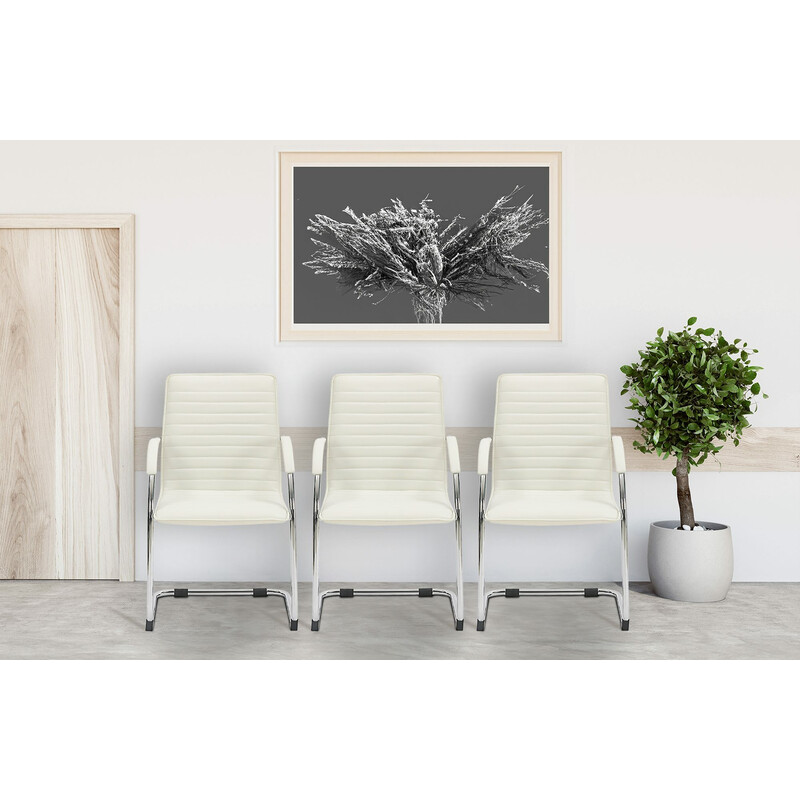 Bekväm besöksstol i konstläder med metallram