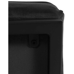 Lyxig fåtölj i sammet med stabil metallram