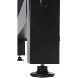 Praktiskt tvättmaskinsstativ med robust konstruktion och justerbara fötter