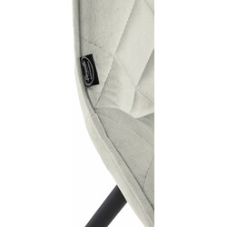 Elegant sammetsstol med quiltad stoppning och metallben