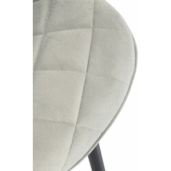 Elegant sammetsstol med quiltad stoppning och metallben