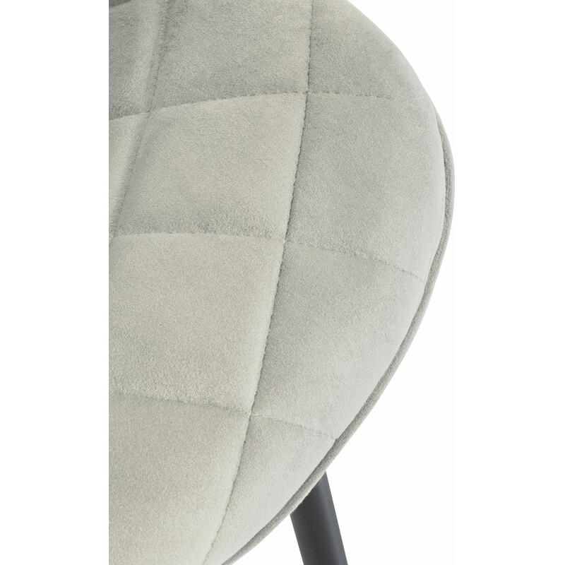 Elegant sammetsstol med quiltad stoppning och metallben