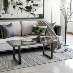 Mångsidigt soffbord med robusta stålben och golvskydd