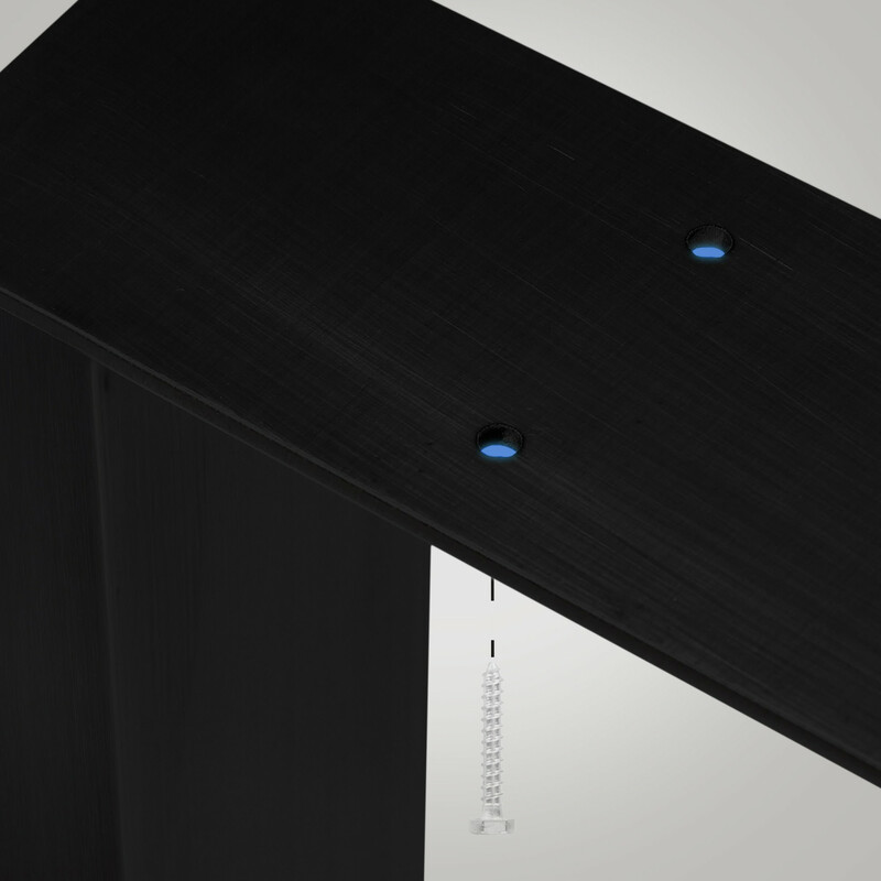 Mångsidigt soffbord med robusta stålben och golvskydd