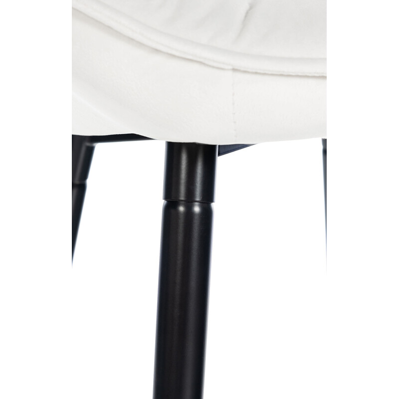 Eleganta barstolar i sammet med mattsvart ram och fotstöd