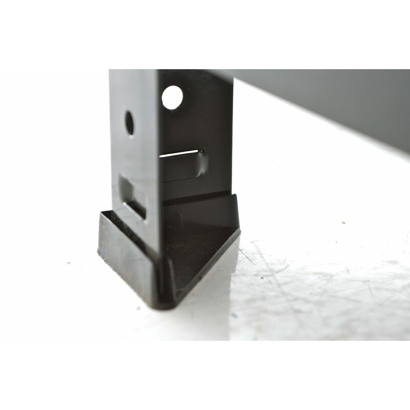 Robust och mångsidigt hyllsystem med justerbara hyllplan