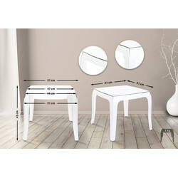 Elegant och hållbart utomhussidobord i väderbeständig polykarbonat