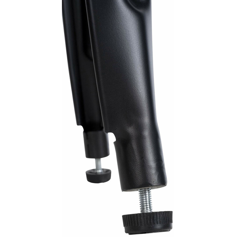 Rustik barstol i massivt trä och mattsvart metall