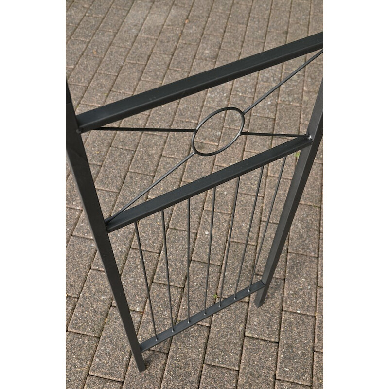 Justerbar rosbåge med hållbar pulverlackering och dekorativa detaljer