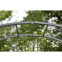 Justerbar rosbåge med hållbar pulverlackering och dekorativa detaljer