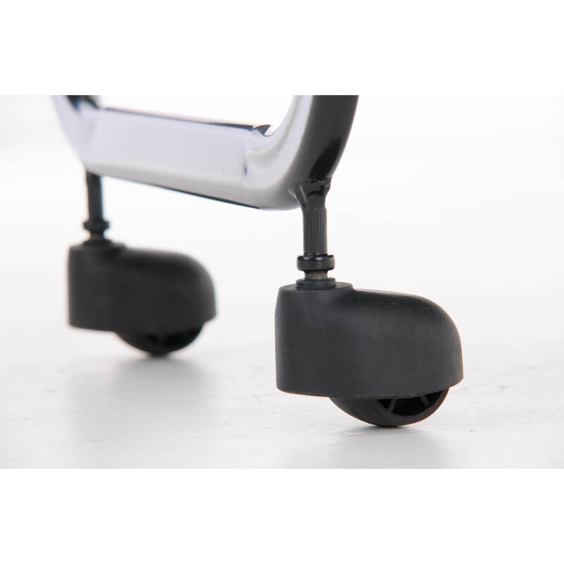 Vit medicinvagn med hjul och tre förvaringshyllor