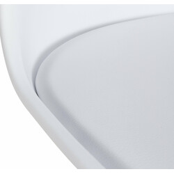 Lätt och robust stol med ergonomisk design