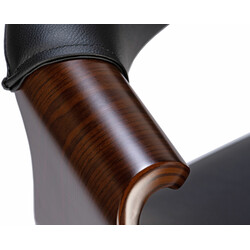 Bekväm matstol med armstöd och hållbar träkonstruktion