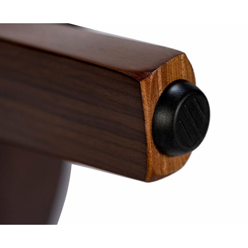 Bekväm matstol med armstöd och hållbar träkonstruktion