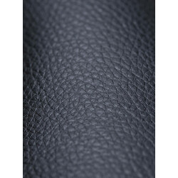 Bekväm matstol med armstöd och hållbar träkonstruktion