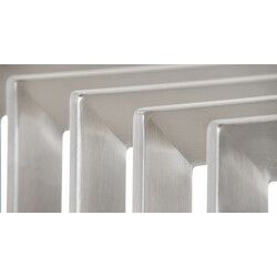 Handgjord vedställning i rostfritt stål med ribbad design