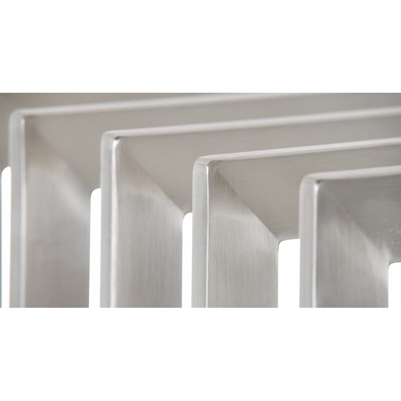 Handgjord vedställning i rostfritt stål med ribbad design