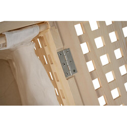 Stilfull tvättkorg i trä med avtagbar tvättpåse