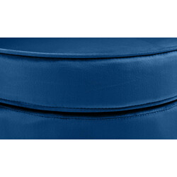 Nostalgisk sammetfåtölj med gyllene ben för vardagsrummet